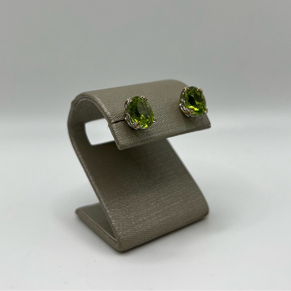 Gems en Vogue Peridot Stud Earrings - Picture 1 of 4